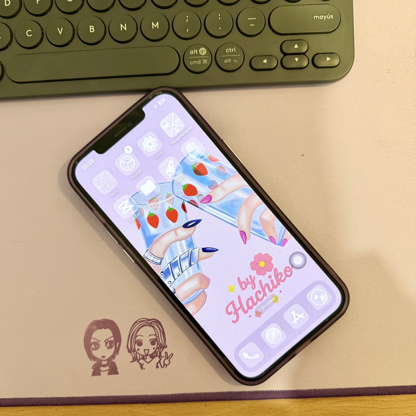 Mockup de un teléfono mostrando el wallpaper digital ‘Vasos de Nana’ de ByHachiko, estilo kawaii con ilustración de manos brindando con vasos de fresas