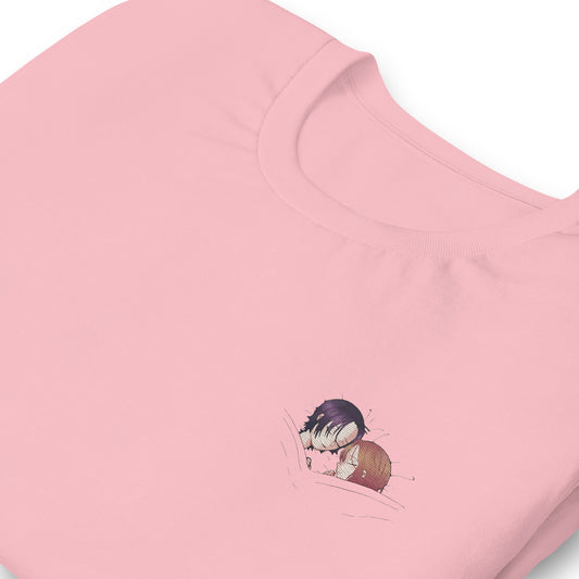 Detalle del bordado premium “Nanas durmiendo” en camiseta rosa Bella + Canvas 3001 de ByHachiko, diseño anime kawaii.