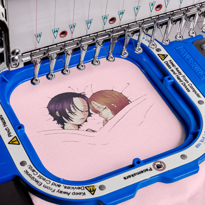 Proceso de bordado del diseño anime “Nanas durmiendo” en camiseta rosa ByHachiko, acabado premium y estilo kawaii.