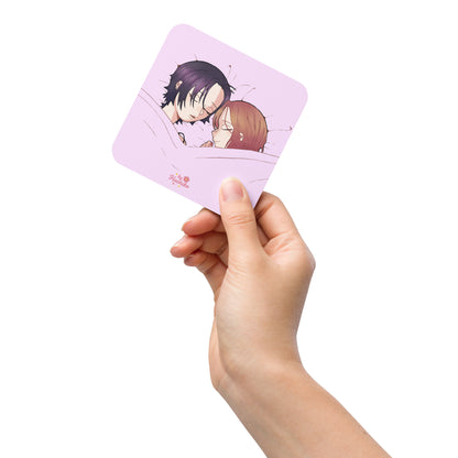 Un posavasos adorable inspirado en el anime NANA, con una ilustración exclusiva de las Nanas durmiendo.
Perfecto para tu escritorio, tu taza favorita o para regalarle a cualquier fan.
Acabado premium, resistente al calor y con base de corcho antideslizante.