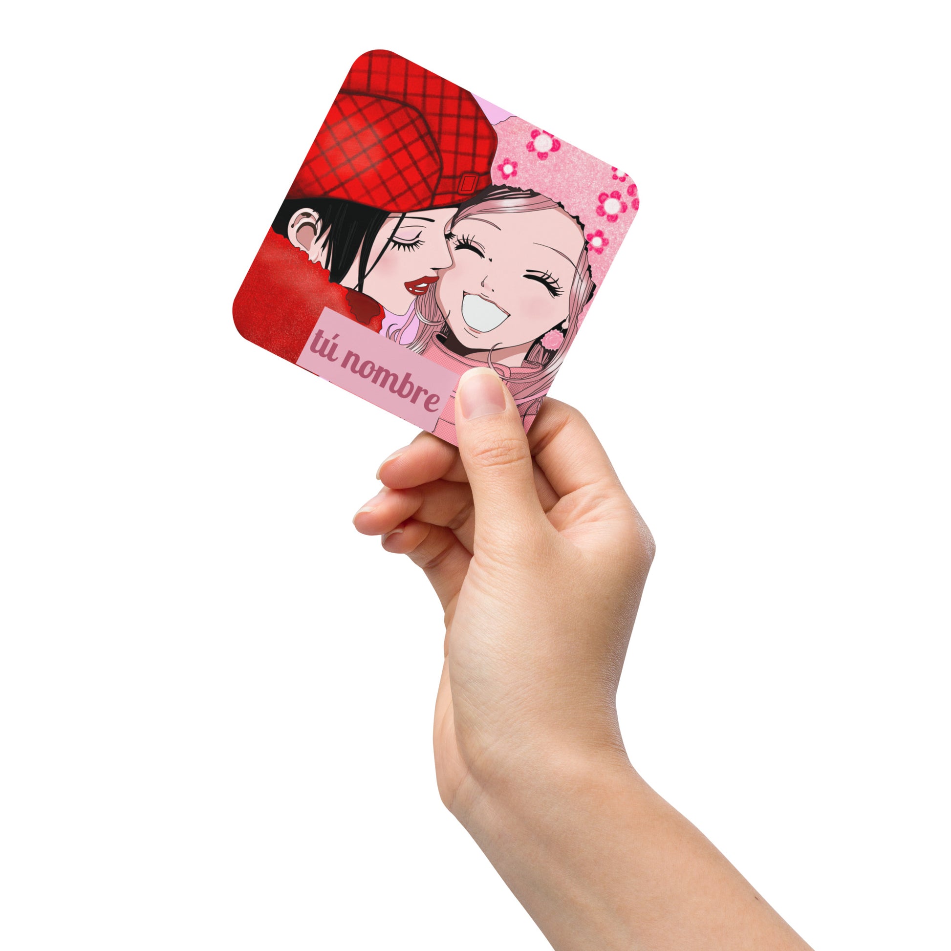 Posavasos personalizado estilo anime NANA sostenido en la mano, con diseño kawaii y nombre – By Hachiko