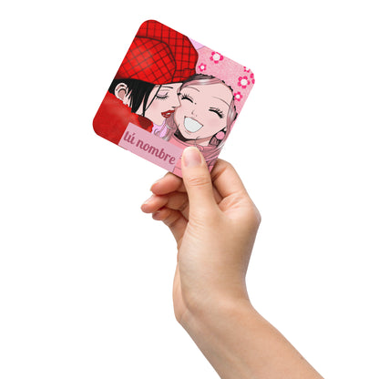 Posavasos personalizado estilo anime NANA sostenido en la mano, con diseño kawaii y nombre – By Hachiko