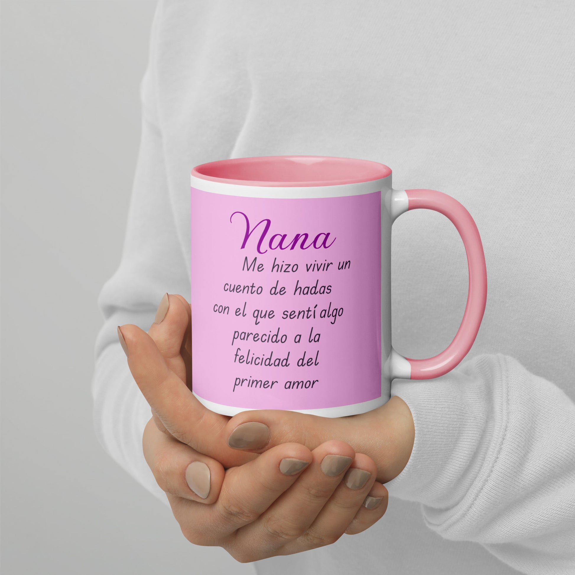 Taza rosa con frase icónica de Nana Komatsu “Me hizo vivir un cuento de hadas” sostenida en manos – merch anime By Hachiko
