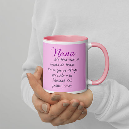 Taza rosa con frase icónica de Nana Komatsu “Me hizo vivir un cuento de hadas” sostenida en manos – merch anime By Hachiko