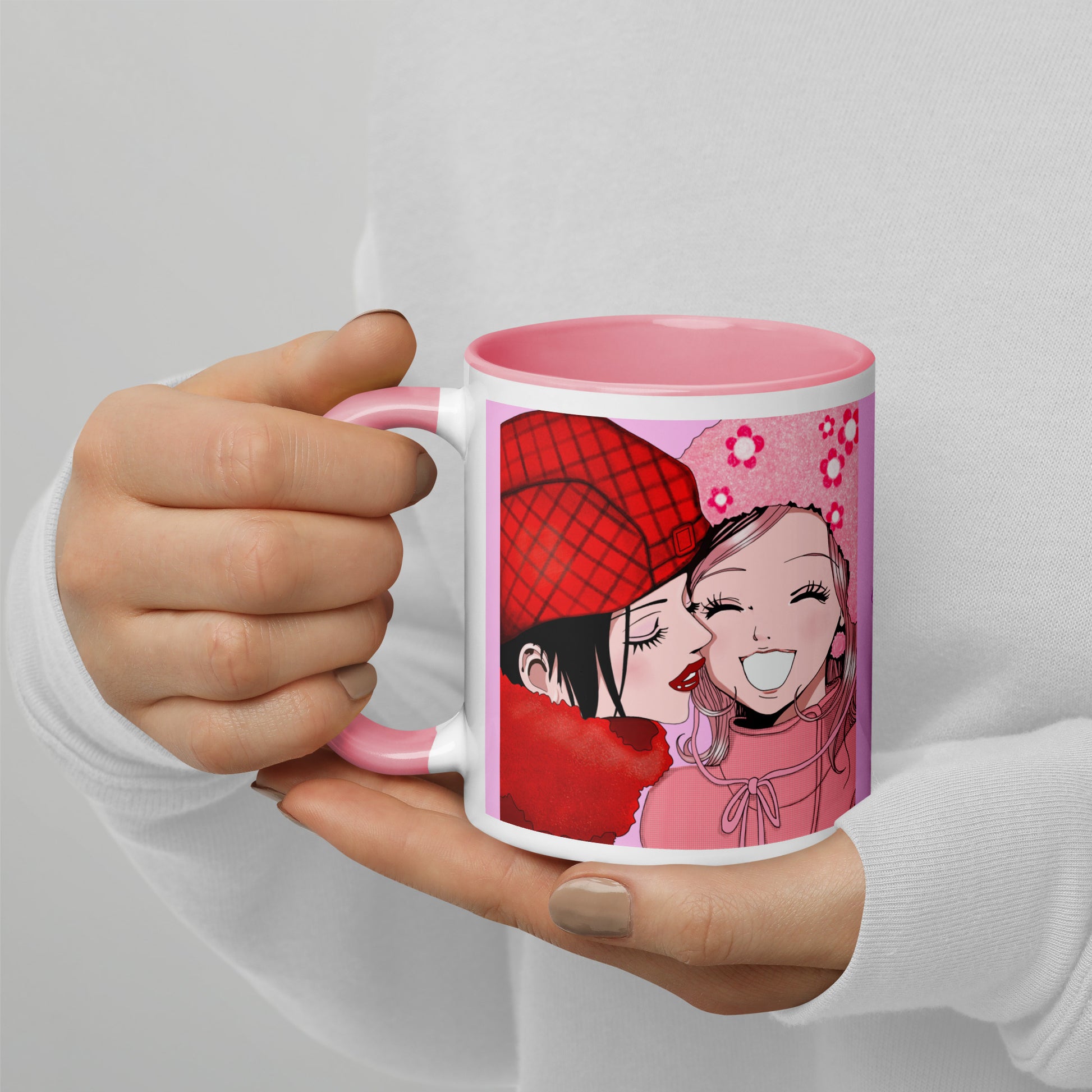 Taza NANA rosa con ilustración de Nana Osaki y Hachi sostenida en manos – diseño kawaii By Hachiko