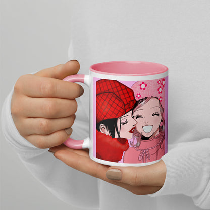 Taza NANA rosa con ilustración de Nana Osaki y Hachi sostenida en manos – diseño kawaii By Hachiko