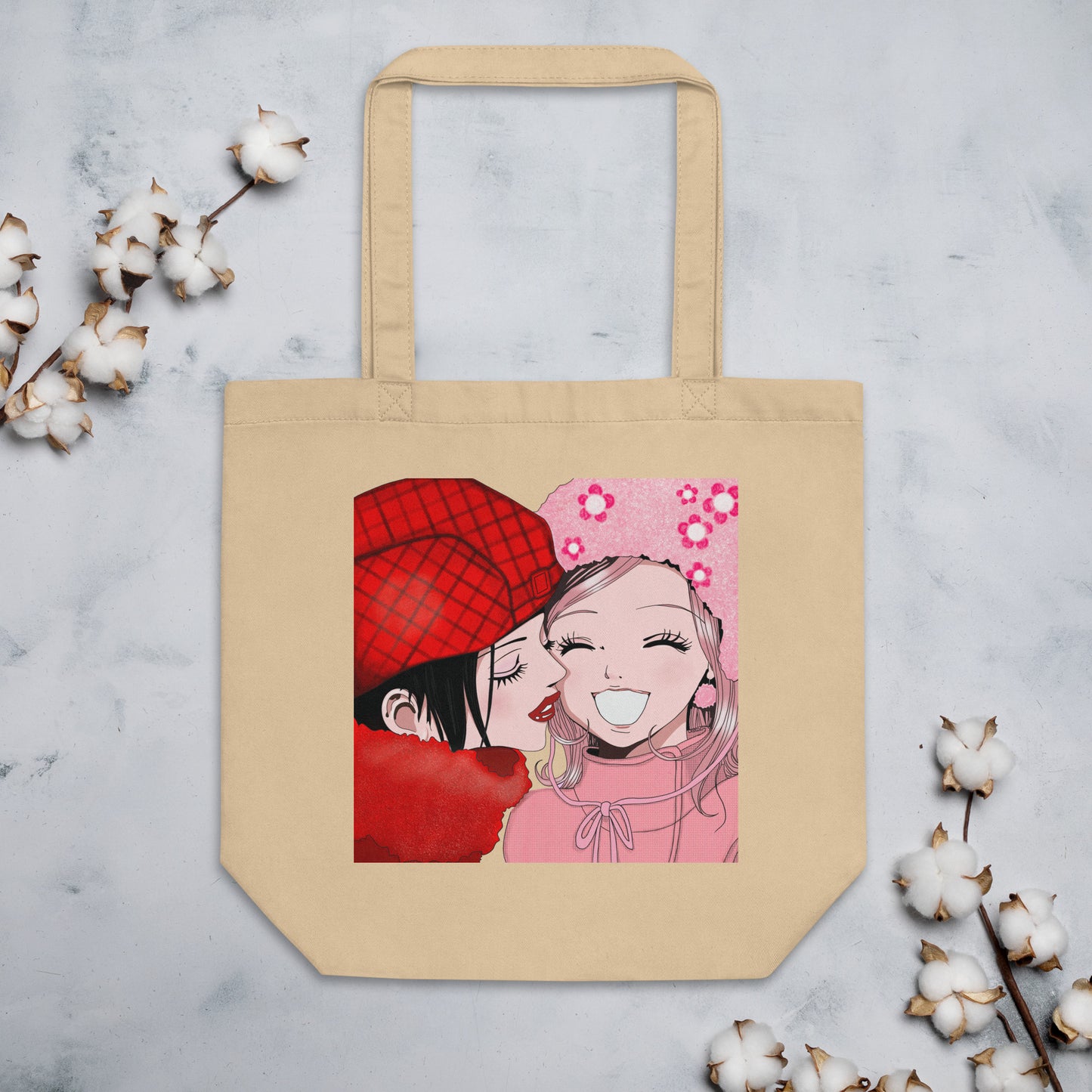 Tote bag ecológica estilo flat lay con ilustración de Nana y Hachi del anime NANA, rodeada de ramas de algodón – ByHachiko