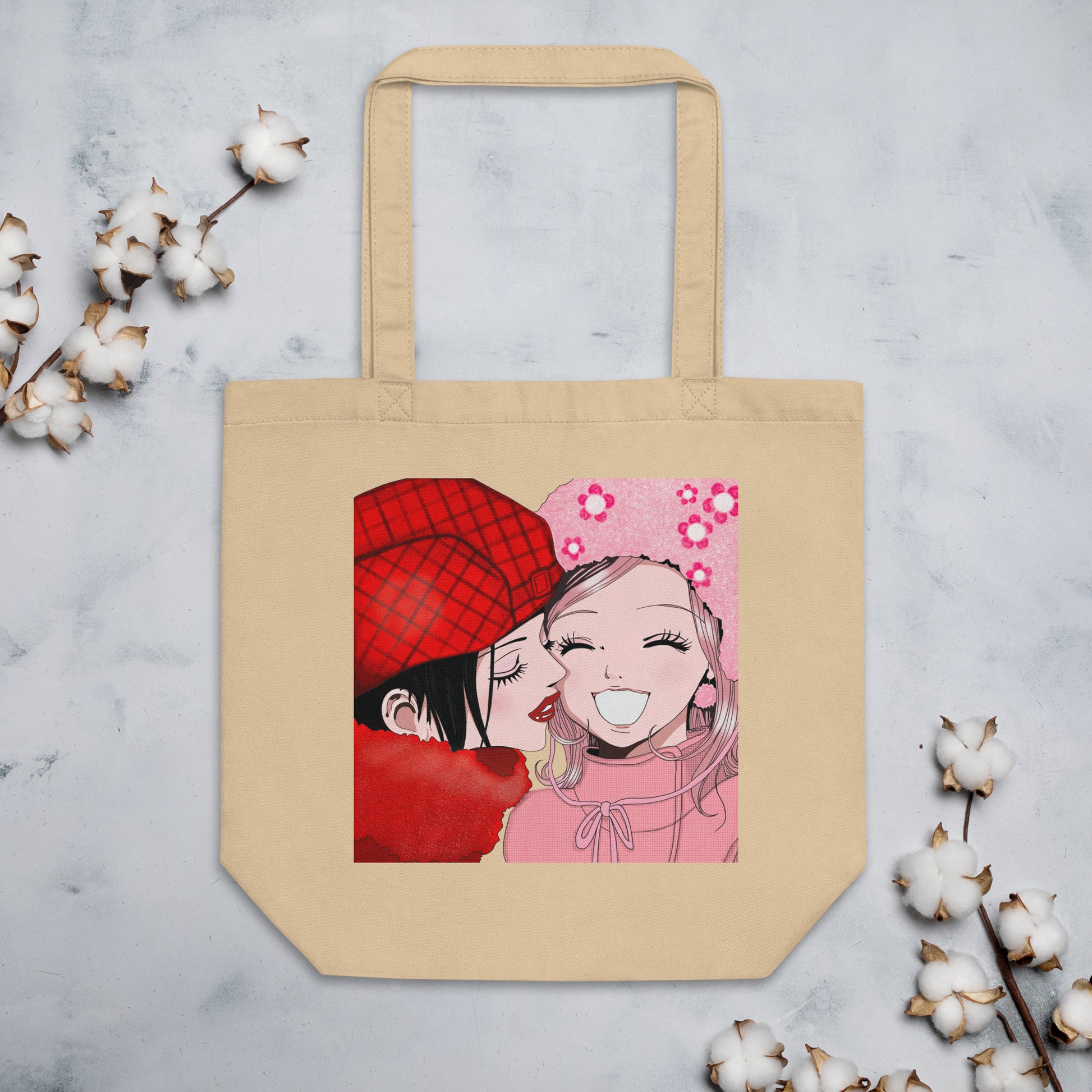 Tote bag ecológica estilo flat lay con ilustración de Nana y Hachi del anime NANA, rodeada de ramas de algodón – ByHachiko