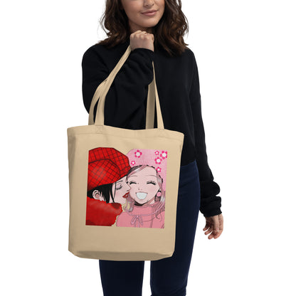 Modelo llevando tote bag ecológica de anime NANA con ilustración de Nana Osaki y Hachi – ByHachiko