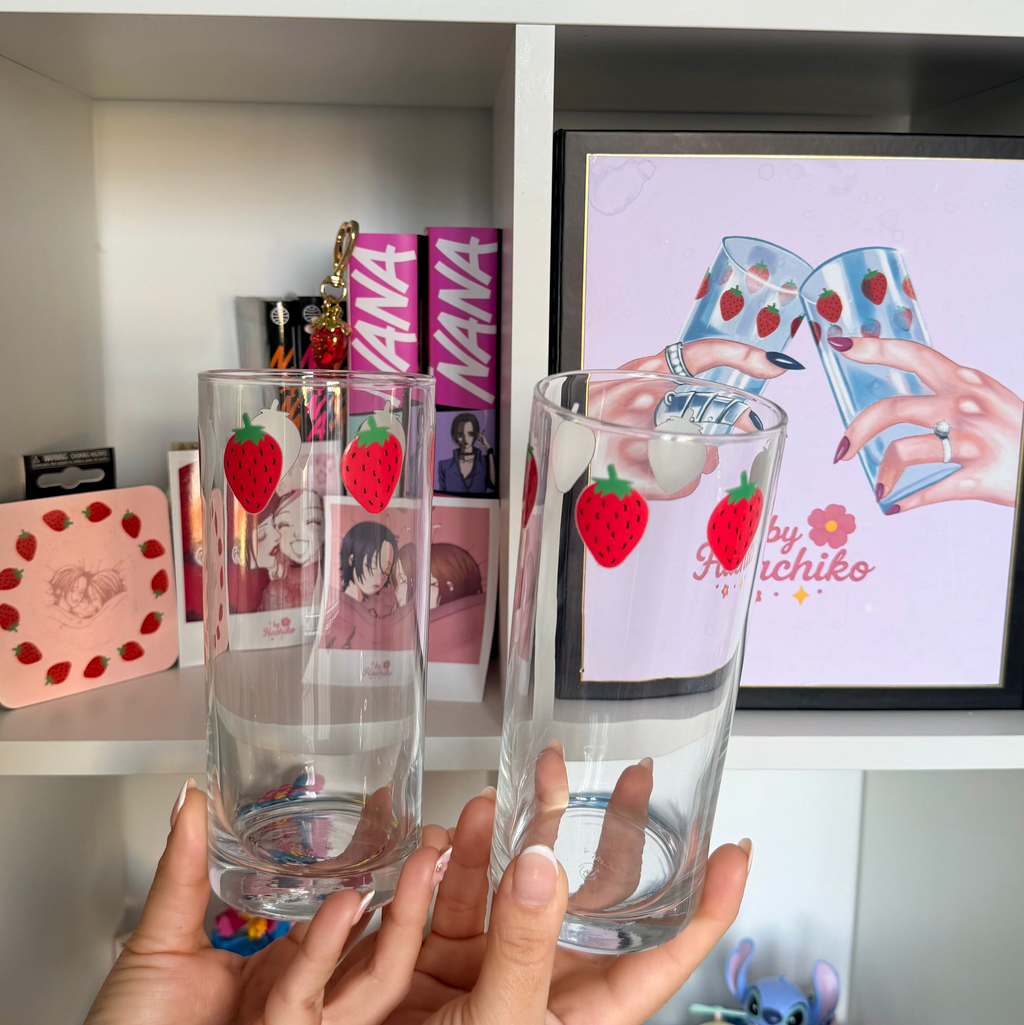 Detalle del diseño kawaii de fresitas en vaso de vidrio inspirado en NANA