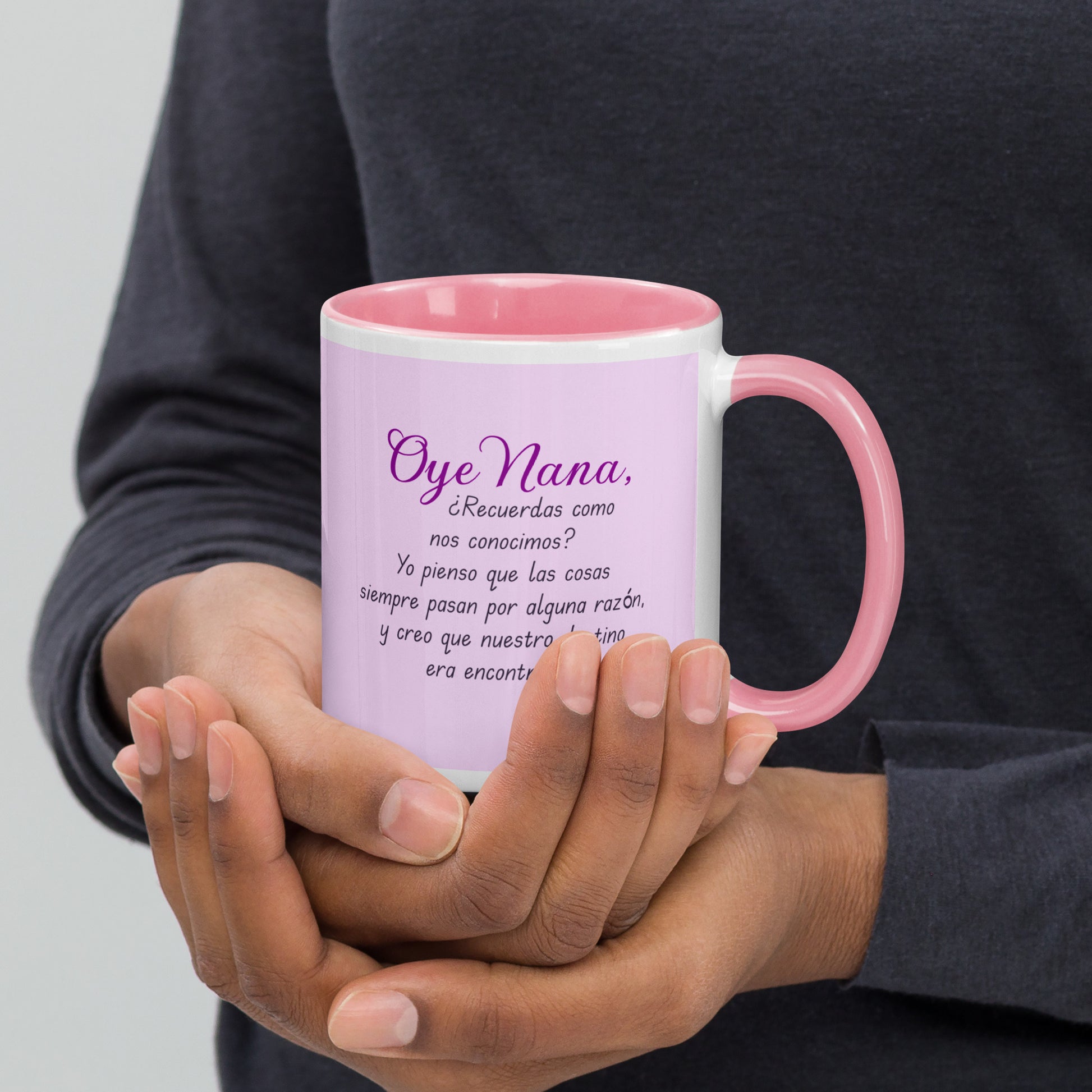 Vista lateral de taza personalizada de NANA Anime con frase ‘Oye Nana’, ideal como regalo para fans.